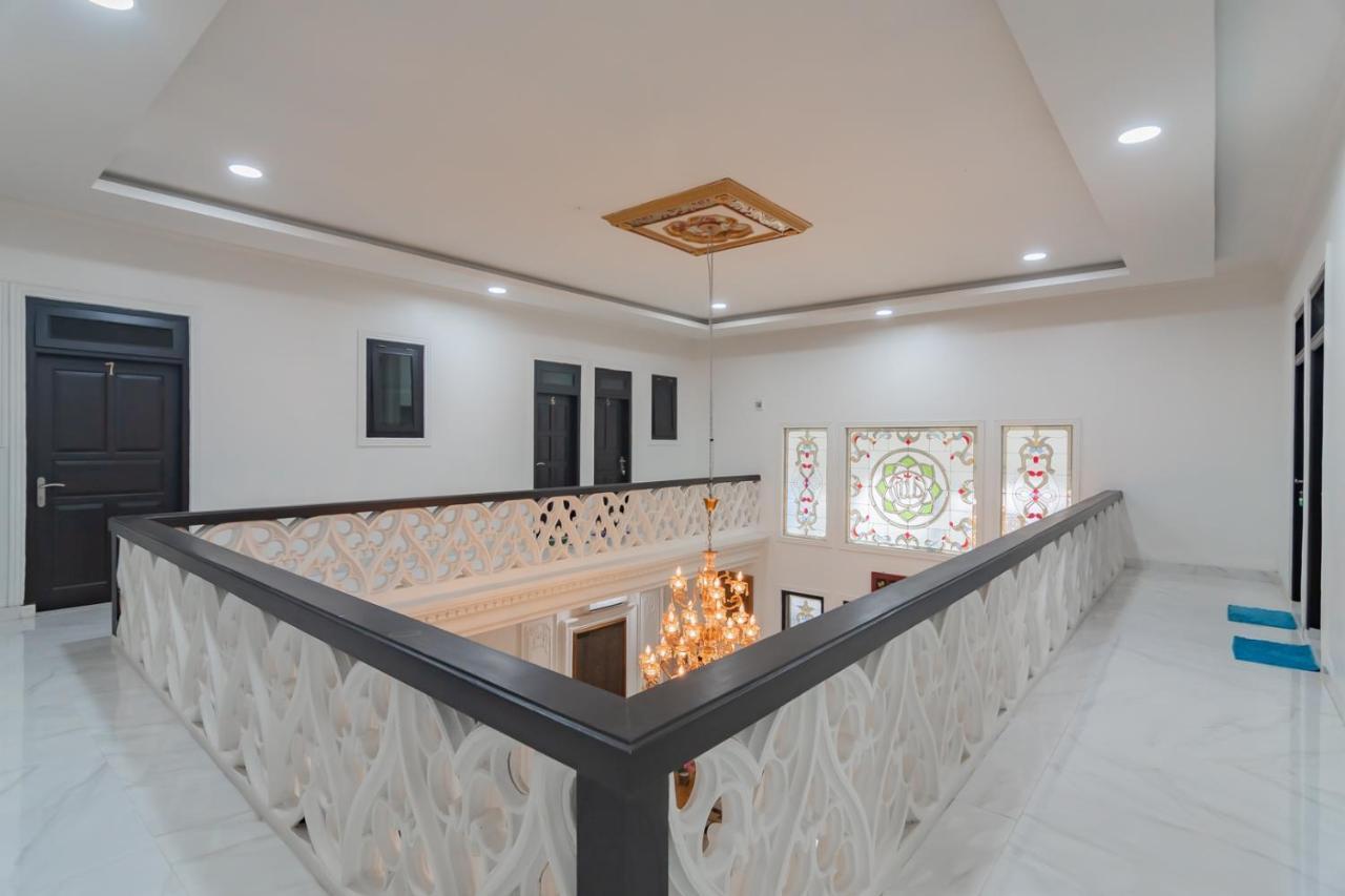 Family Homestay Syariah Cirebon Mitra Reddoorz Kültér fotó