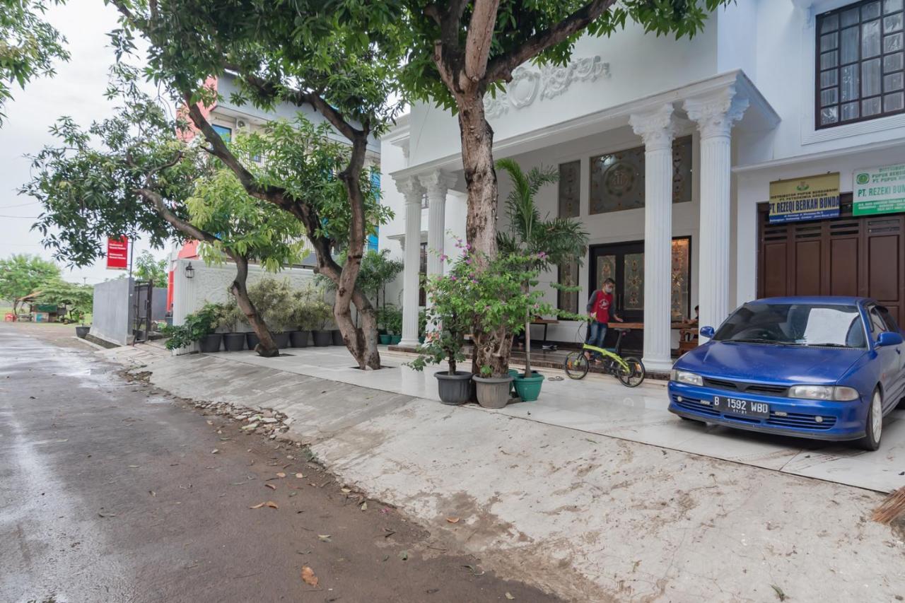 Family Homestay Syariah Cirebon Mitra Reddoorz Kültér fotó